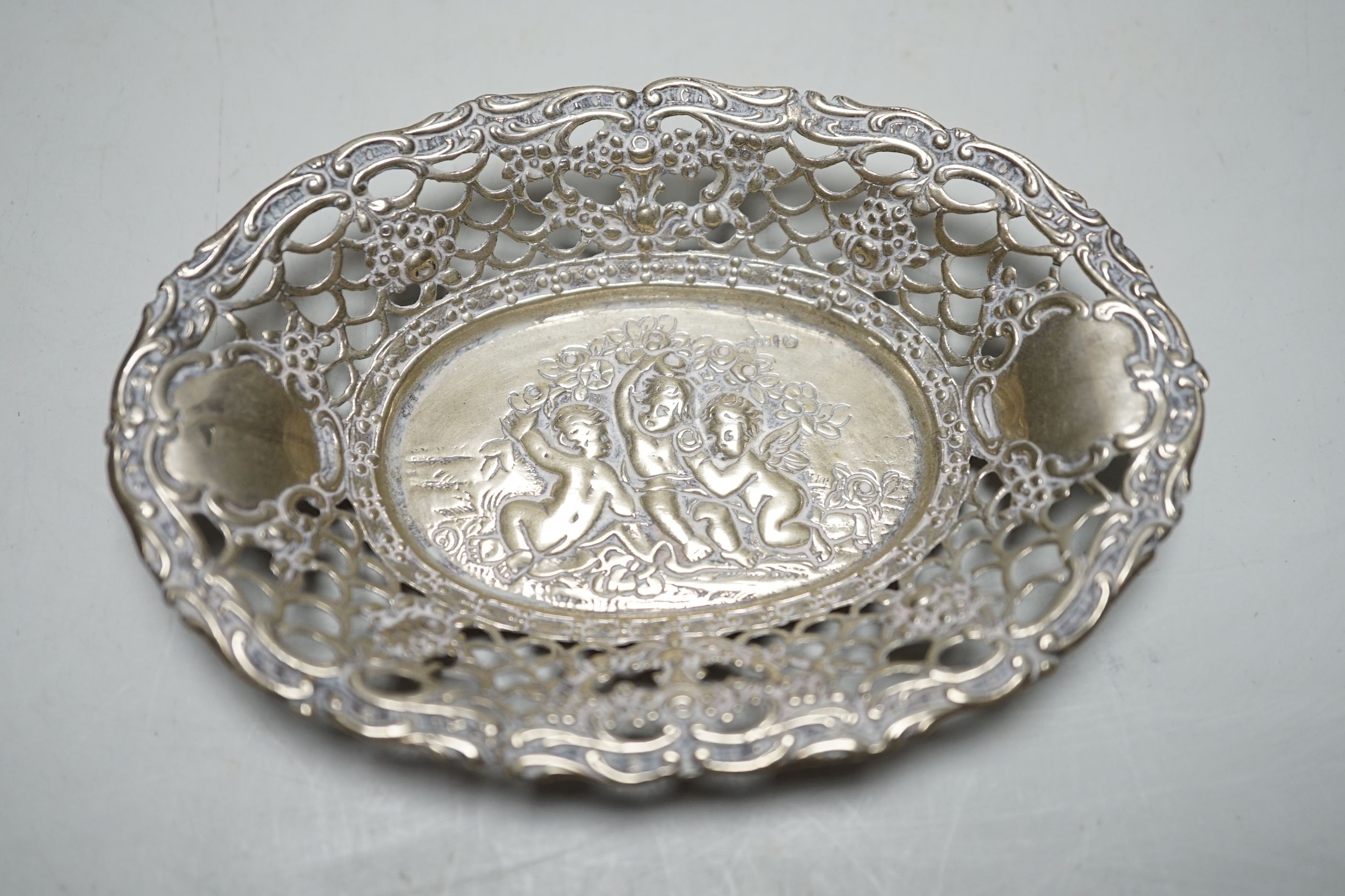 Two small oval pieced silver bonbon dishes, Birmingham, 1898, 13cm and smaller German 800 standard.